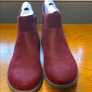 Clark maroon booties size 8